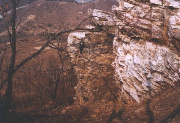 월롱산성지 벽면