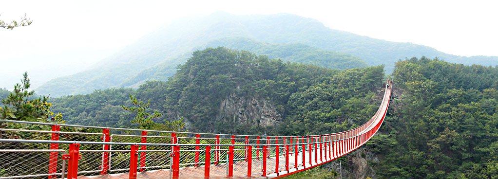 감악산 출렁다리 감악산 출렁다리 - 감악산과 어우러진 길이 150m의  무주탑 산악 현수교