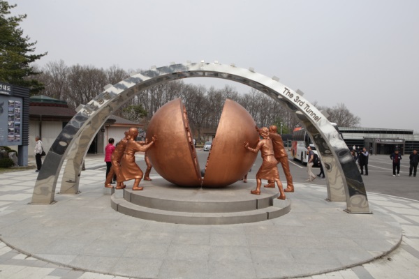 제3땅굴 앞 동상