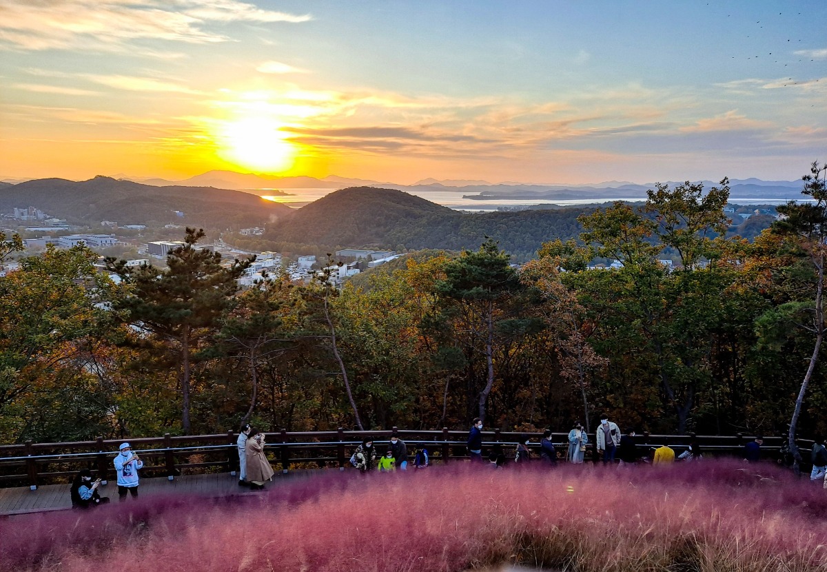 전망대에서 노을을 감상하며 사진을 찍는 사람들