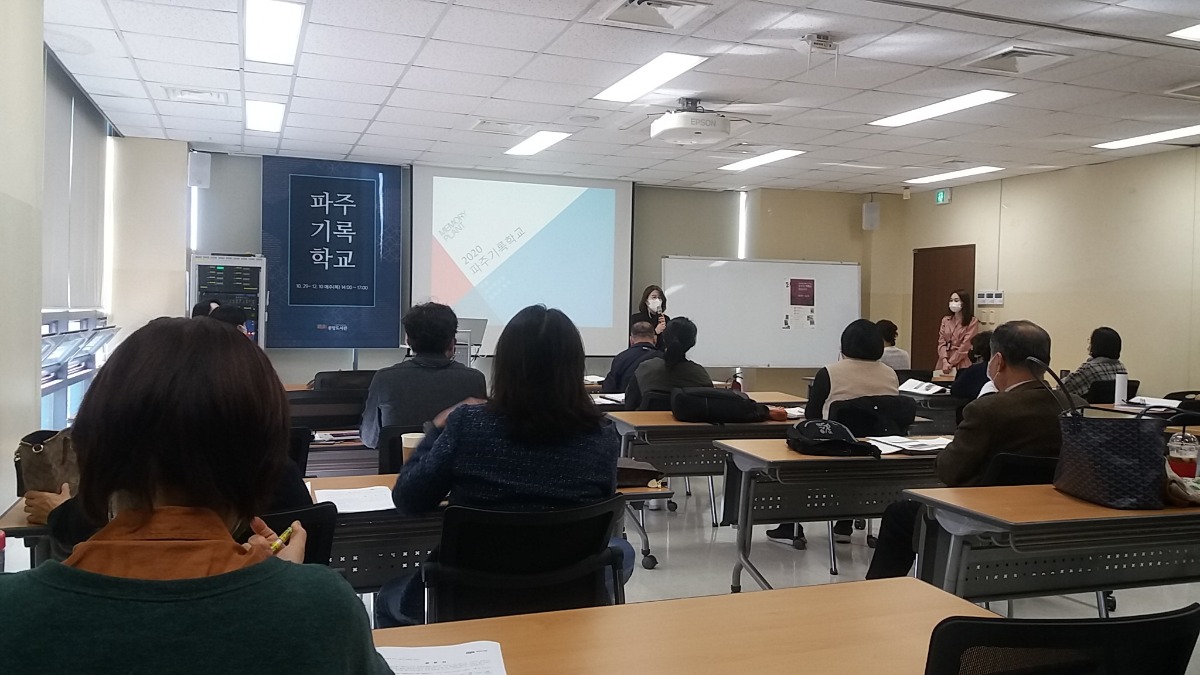 인사말을 하는 윤명희 파주시중앙도서관 관장