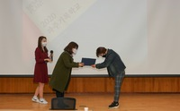 수료증을 받고 있는 참가자