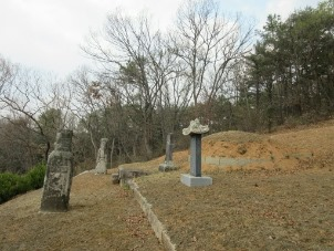 황정욱 묘역 측면