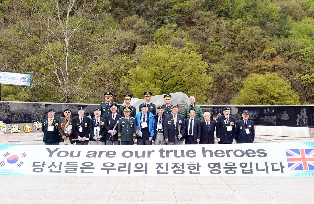 로스터셔 여단에서 생존한 장병들은 매년 파주 감악산 계곡의 설마리전투 추모공원을 방문