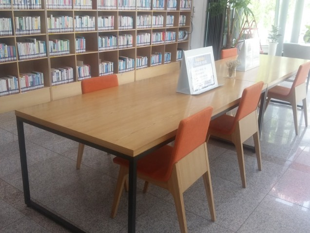 사람 간 안전거리 확보를 위해 지그재그로 테이블 좌석을 배치했다