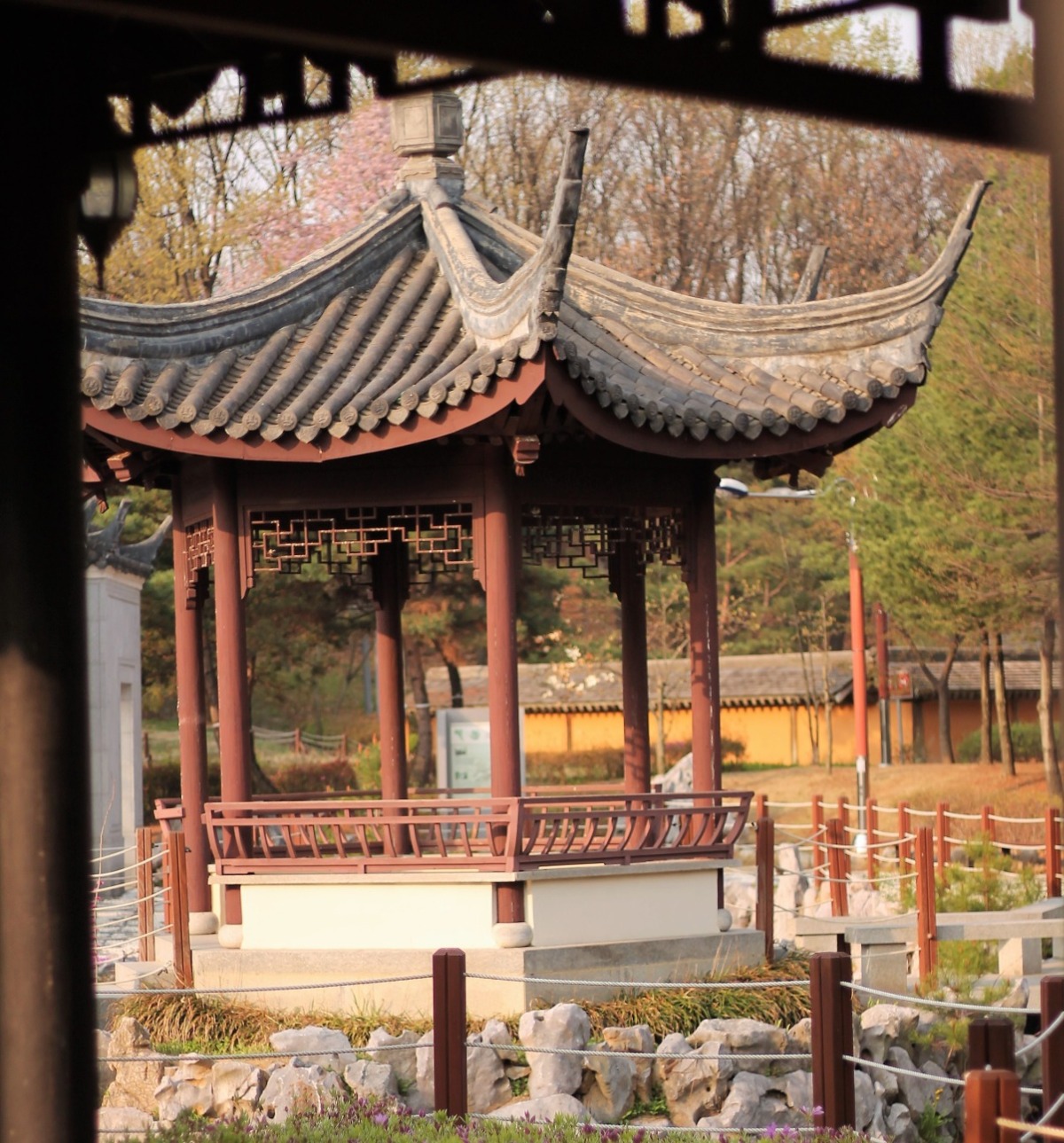 회랑에서 바라본 연못 위의 정자와 곡교