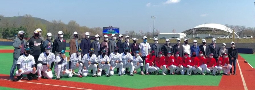 2021 리그 개막전 경기 참가 팀 선수와 임원들이 기념 촬영을 하고 있다