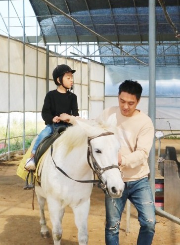 말타기 체험학습 중인 시우
