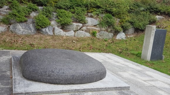 선생의 돌베개 묘