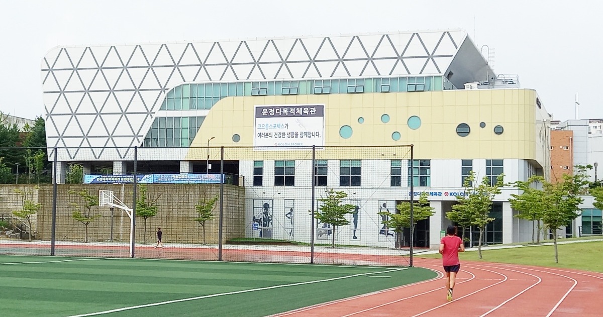 운정다목적체육관. 다목적운동장 바로 앞에 있다