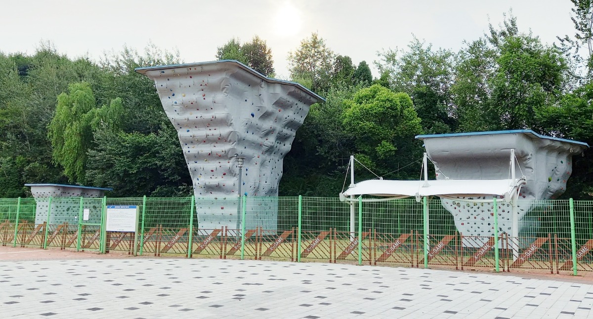 3개의 인공 암장. 각각 초급/고급/중급용.